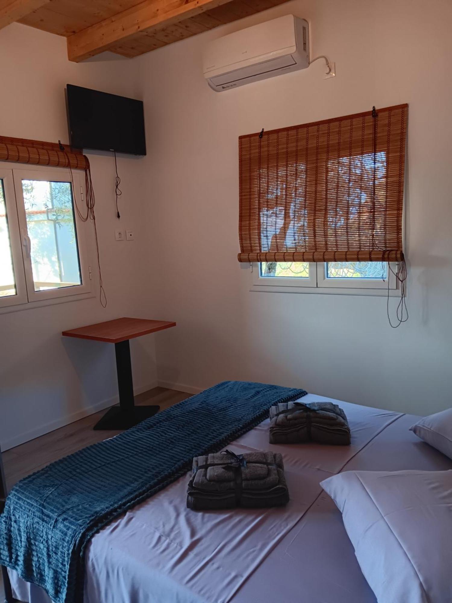 Tolis Apartment Himare