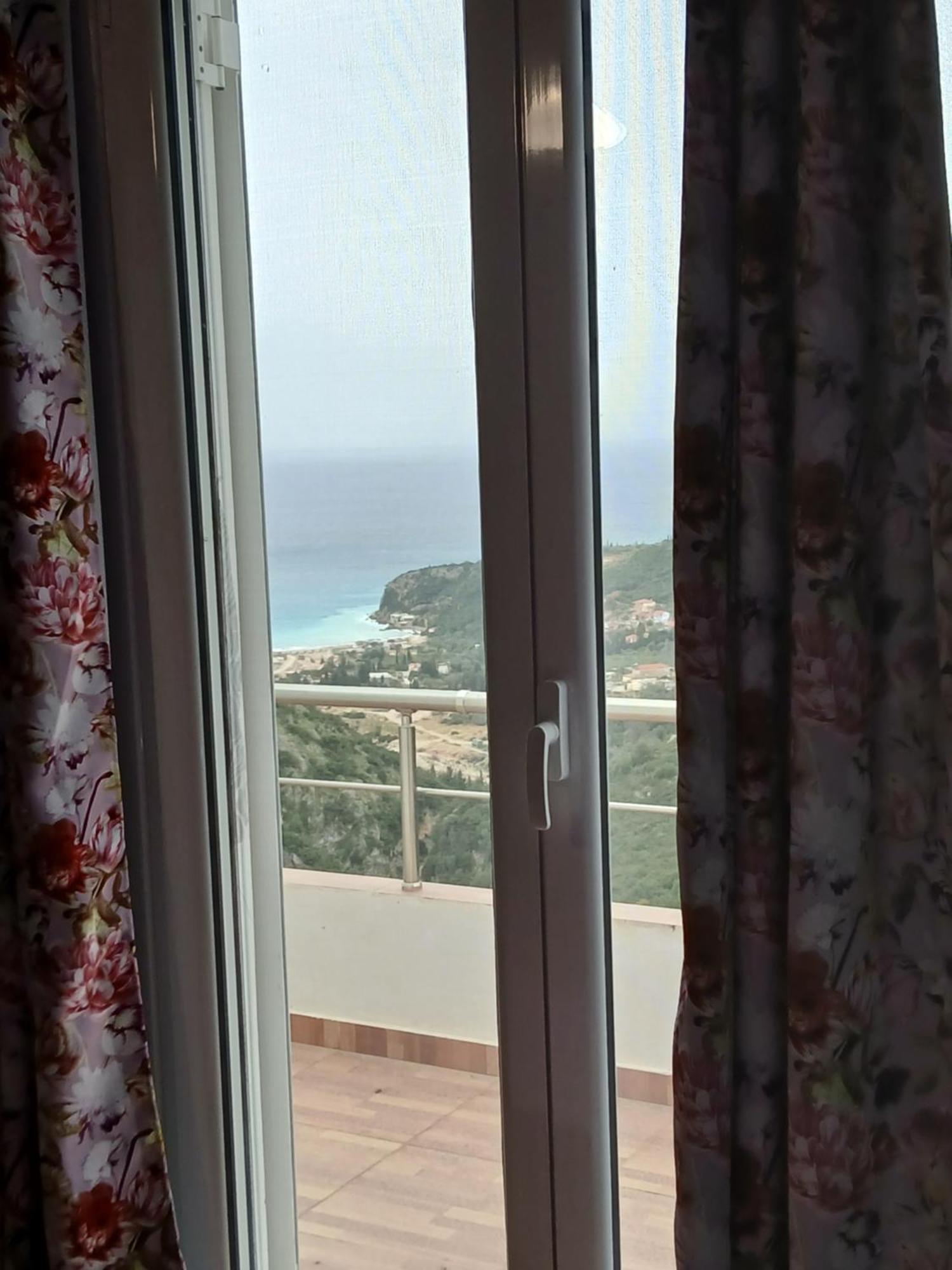 Tolis Apartment Himare